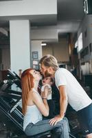 familia joven con niño pequeño en el gimnasio foto