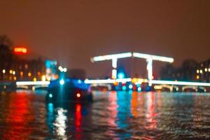 iluminación nocturna de edificios y barcos en el canal. foto