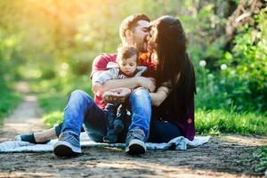 familia joven con un niño en la naturaleza foto