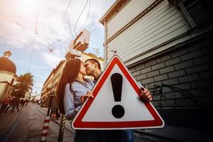 pareja divertirse en la ciudad foto