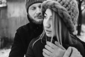 hombre y mujer en tierno abrazo foto