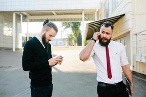 dos empresarios en el trabajo foto