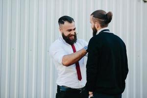 dos empresarios preparados para trabajar foto