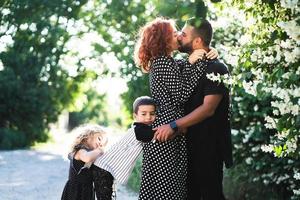 mamá, papá, hijo pequeño e hija se divierten foto