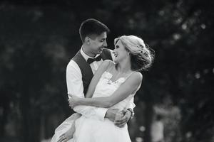 hermosa pareja de novios abrazándose en el parque foto