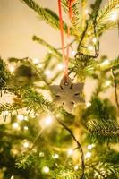 árbol de navidad decorado con galletas de jengibre y guirnaldas foto