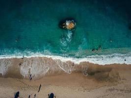 vista aérea desde drones voladores de personas relajándose foto