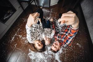 familia feliz jugando juntos en el suelo foto