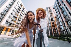 dos mujeres están mirando a la cámara foto