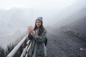 niña sube el camino a la montaña foto