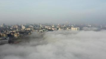 vista aérea de la ciudad en la niebla. foto