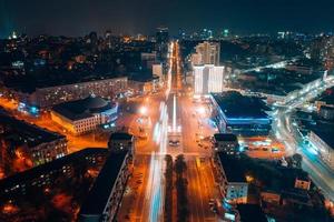 vista panorámica de la gran ciudad por la noche foto