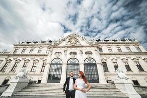 pareja de novios en un paseo por la finca del belvedere en viena foto