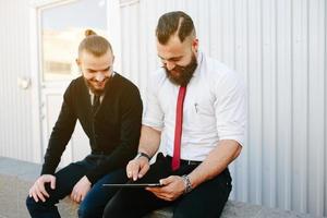 dos hombres de negocios discutiendo algo foto