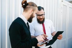 dos hombres de negocios discutiendo algo foto