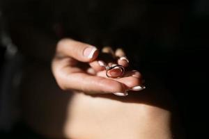 novia con anillos de boda foto