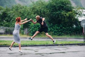 hermosa pareja bajo la lluvia foto