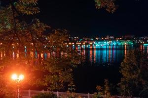 ciudad de noche junto al lago. foto