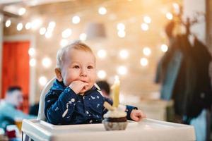 primer cumpleaños de un niño pequeño foto