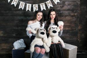 dos niñas encantadoras jugando con juguetes de navidad foto