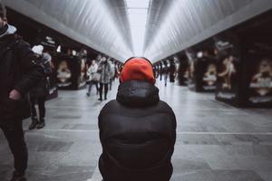 hombre de atrás en el metro. gente en metro foto