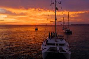 vista aérea desde drones en barcos que se envían al mar, puesta de sol foto