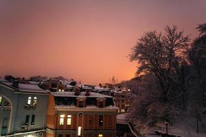 vista desde la ciudad en las vacaciones de año nuevo en invierno al atardecer foto