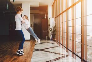 madre tuerce a su hija en el gimnasio foto