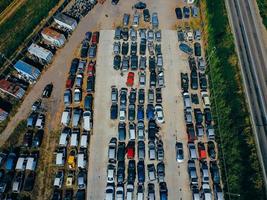 vista aérea del gran basurero de autos foto