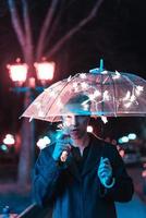chico bajo un paraguas foto