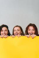 tres hermosas chicas jóvenes posando para la cámara foto