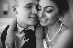 hermosa pareja de novios europeos en la habitación del hotel foto