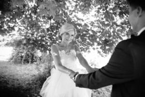 novios bailando en la naturaleza foto