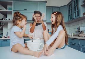 familia feliz cocinar juntos en la cocina foto