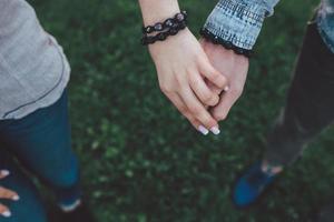 pareja feliz tomados de la mano foto