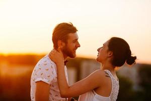 hermosa pareja en la ciudad foto