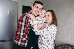 mamá, papá y niña divirtiéndose juntos foto