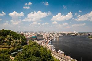 vista del terraplén del dniéper, estación fluvial foto