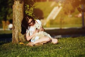 niña jugando con un perro foto