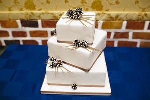 square-shaped wedding cake photo