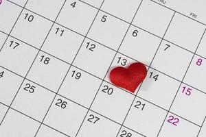 forma de corazón rojo en la fecha del día 13 en el calendario. foto