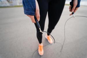 ejercicio de mujer joven con saltar la cuerda al aire libre foto