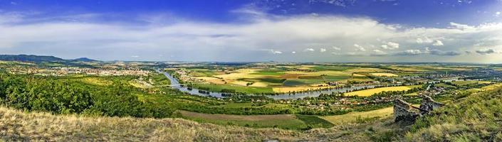 vista panorámica de la montaña radobyl de la república checa foto