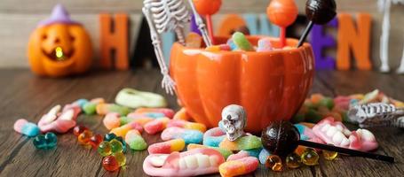 feliz día de halloween con dulces fantasmas, tazón de calabaza, jack o linterna y decorativos. truco o amenaza, hola octubre, otoño otoño, festivo, fiesta y concepto de vacaciones foto