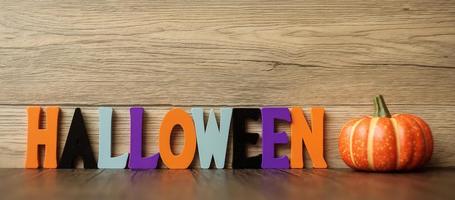 feliz día de halloween con fantasma, calabaza, tazón y decorativo. truco o amenaza, hola octubre, otoño otoño, concepto festivo, fiesta y vacaciones foto