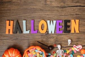 feliz día de halloween con dulces fantasmas, calabaza, cuenco y decorativos. truco o amenaza, hola octubre, otoño otoño, festivo, fiesta y concepto de vacaciones foto