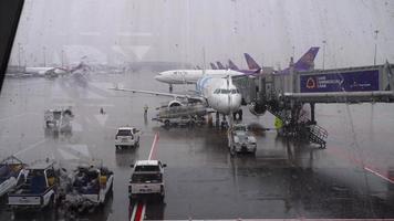 bangkok, tailandia, 11 de noviembre de 2017 - bangkok airways airbus 320 en servicio, thai airways airbus a330 rodando en el aeropuerto de suvarnabhumi video