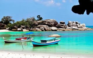 la belleza de la playa de tanjung tinggi, laskar pelangi, belitung, indonesia foto