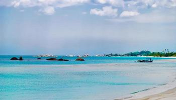 la belleza de la playa de tanjung tinggi, laskar pelangi, belitung, indonesia foto