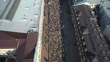 vista aérea de maratonistas nas ruas de kyiv ucrânia video